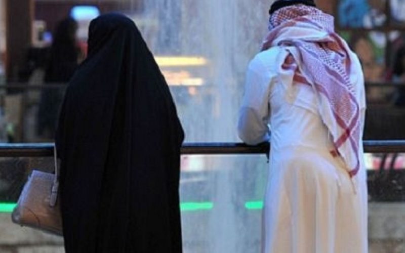 بدون رحمة رجل يتجرد من مشاعرة ويعامل زوجته بسوء بعد إصابتها بالسرطان.. وعندما طلبت منه الزواج بأخرى كانت المفاجأة التي لم تكن في الحسبان !