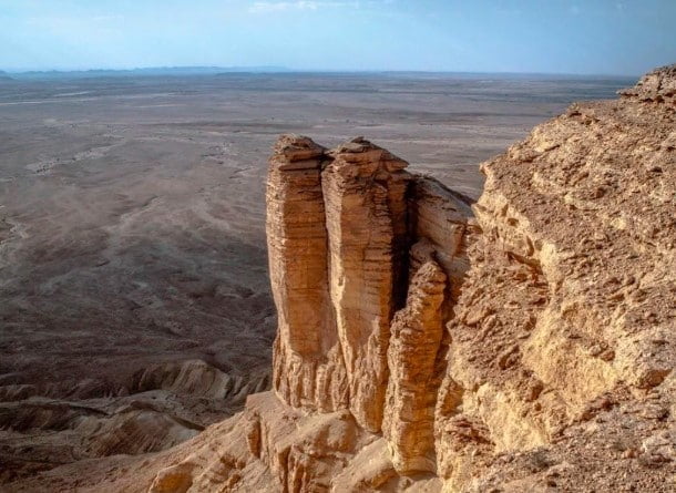 بالفيديو.. لحظة انهيار جبل في السعودية مما سبب عرقلة السيارات الى الان