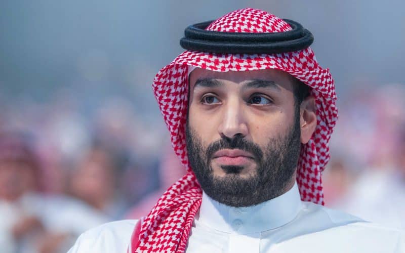 فتاة سعودية تتجاوز حراسة ولي العهد السعودي الأمير محمد بن سلمان وتركض نحو سيارته وهي تناديه: “بابا محمد بسلم عليك”.. شاهد كيف رد عليها (فيديو)