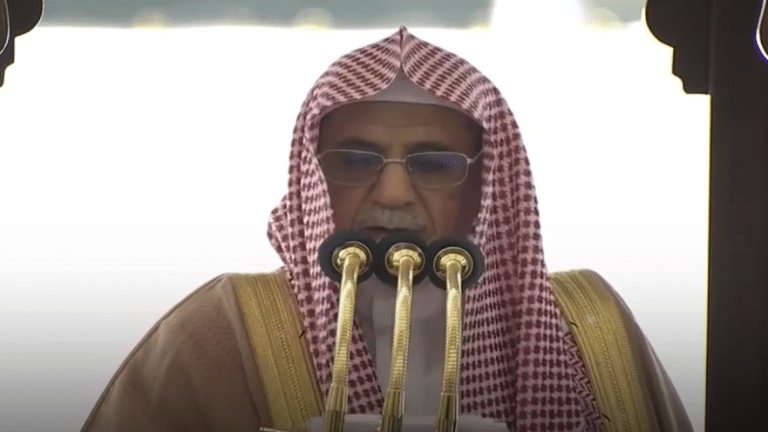 شاهد : دعوات مؤثرة يتضرع بها إمام الحرم المكي باكيا حزنا على ضحايا زلزال سوريا وتركيا