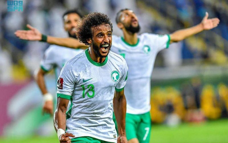 أوهمه والده أنها ماتت.. نجم المنتخب السعودي الشهير يلتقي والدته السودانية بعد 30 عاما ويسقط باكيًا تحت قدميها