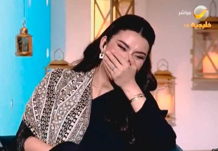 فيديو: موقف محرج لمذيعة روتانا السعودية مها منصور ونوبة ضحك متواصلة على الهواء