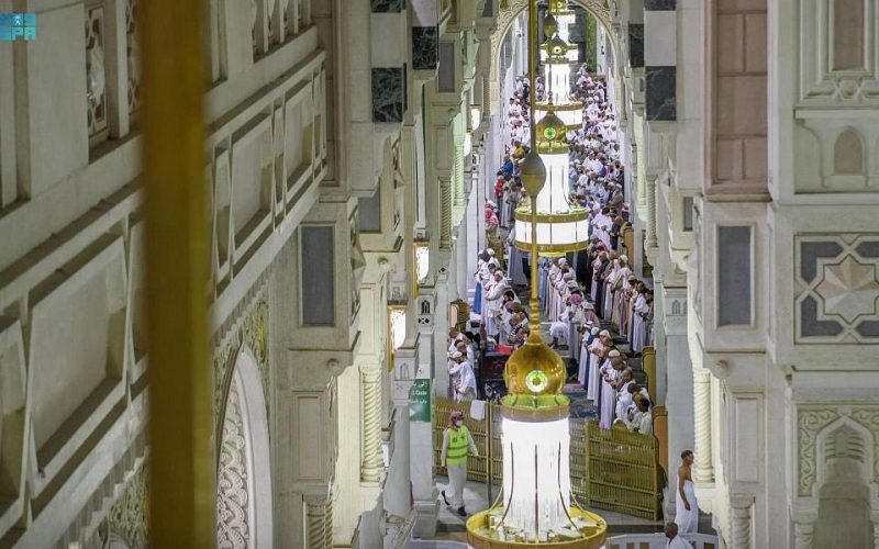 بالفيديو والصور.. شاهد ما الذي حدث اليوم في الحرم المكي أثناء صلاة التراويح..  سبحان الله