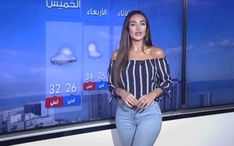 أجمل مذيعة في العالم نسيت انها على البث المباشر .. وما فعلته مع المصور بدون خجل فجر غضب كل العرب