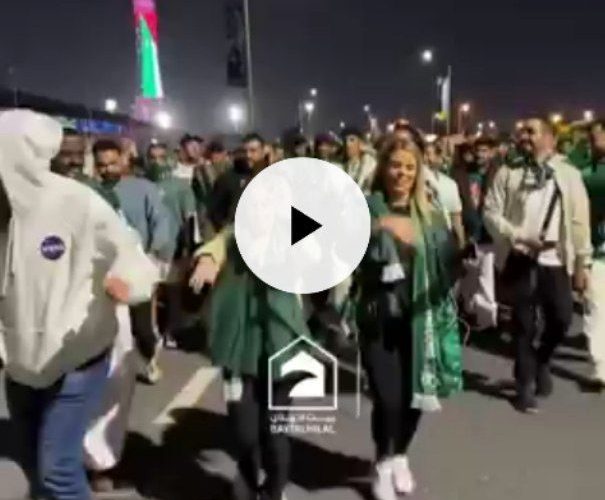 بالزي السعودي..شاهد مشجعات اجنبيات جميلات يحتفلن بفوز المنتخب السعودي بطريقتهم الخاصة!!