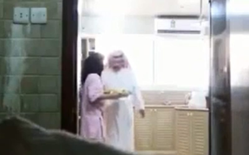 “سناب العاملة المنزلية” يكشف خيانة مواطن سعودي لزوجته التي كانت في منزل أهلها.. شاهد