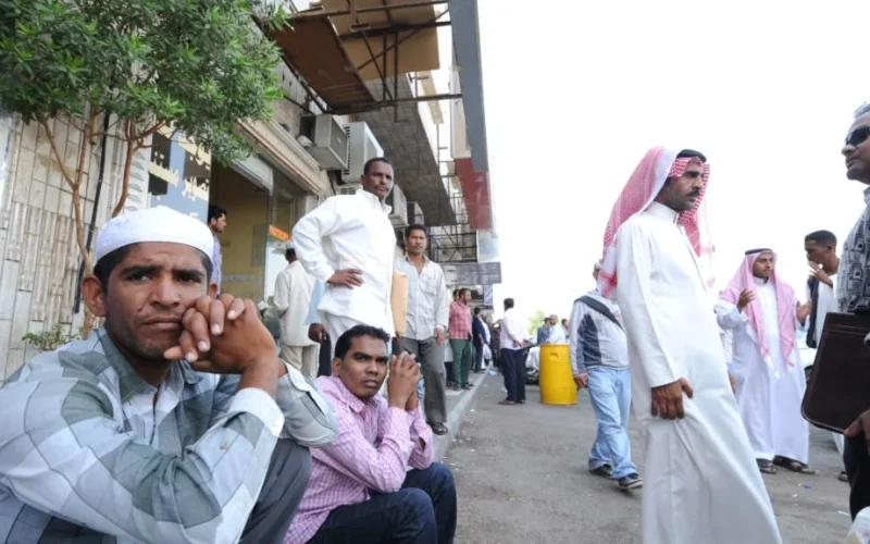 عاجل: إعلان هام من الداخلية السعودية بشأن إعفاء الوافدين العاملين في هذه المهن من رسوم تجديد الإقامة