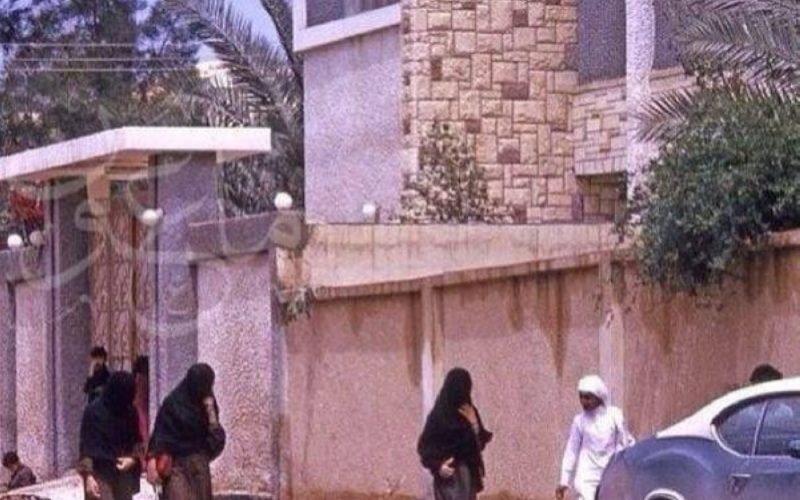 رحلة في الزمن: صورة نادرة تكشف عن حياة الرياض في السبعينيات وزي المدارس في تلك الحقبة